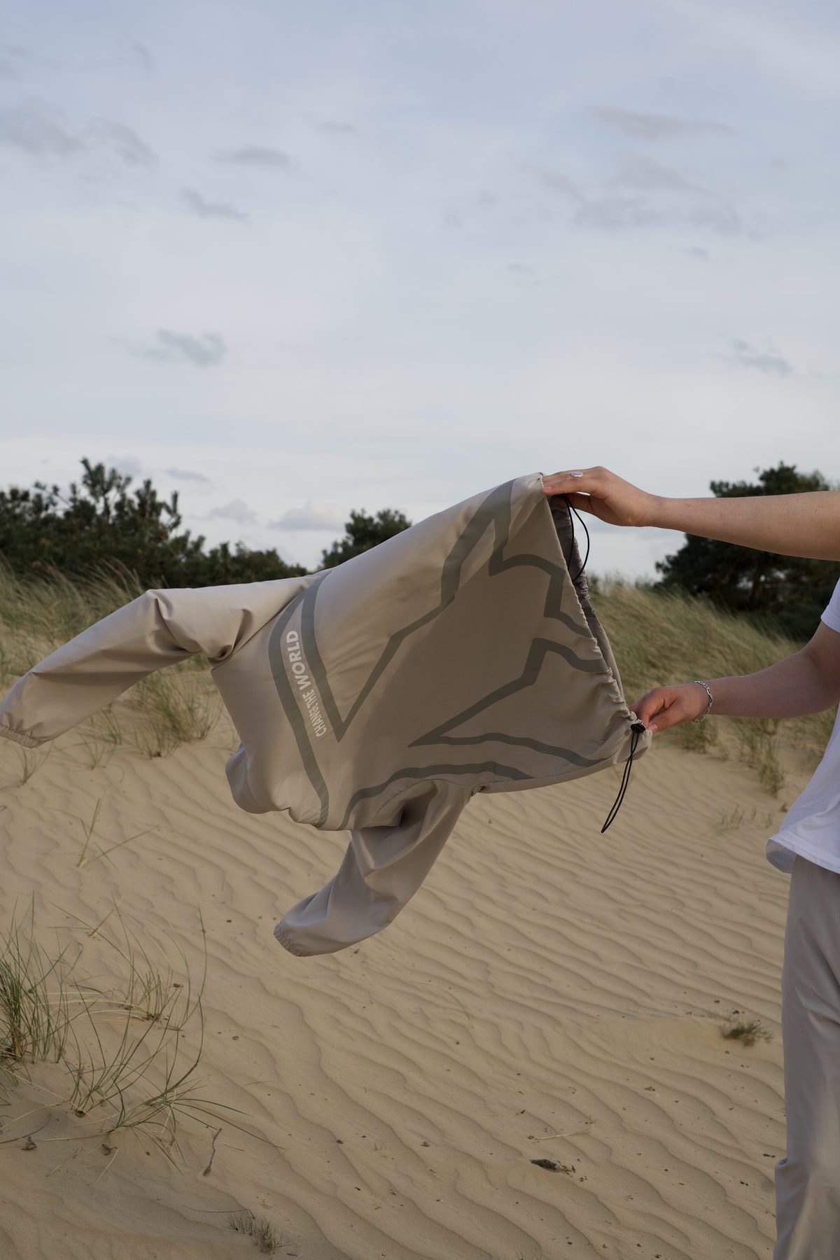 Jacke mit Rückenprint im Wind über den Dünen
