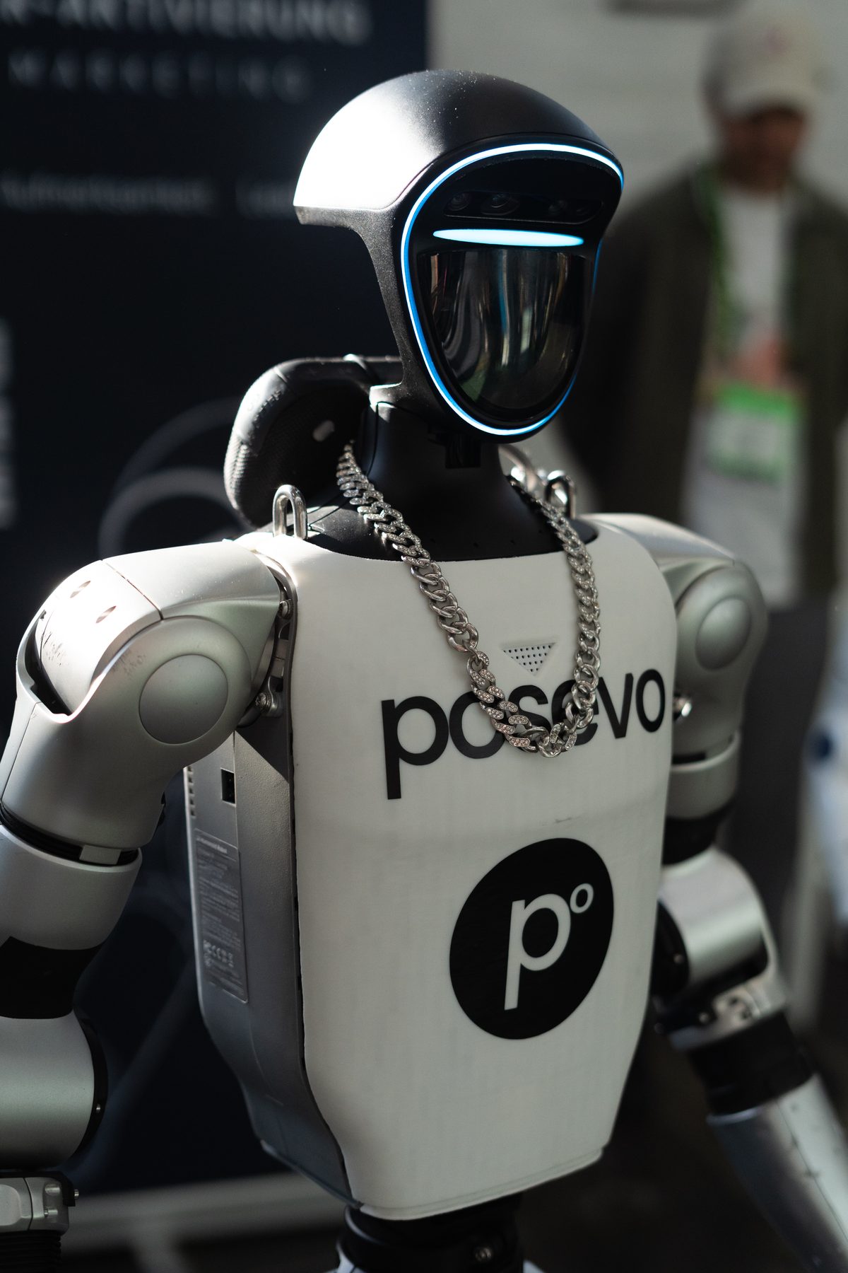 Humanoider Roboter mit Kette im Porträt