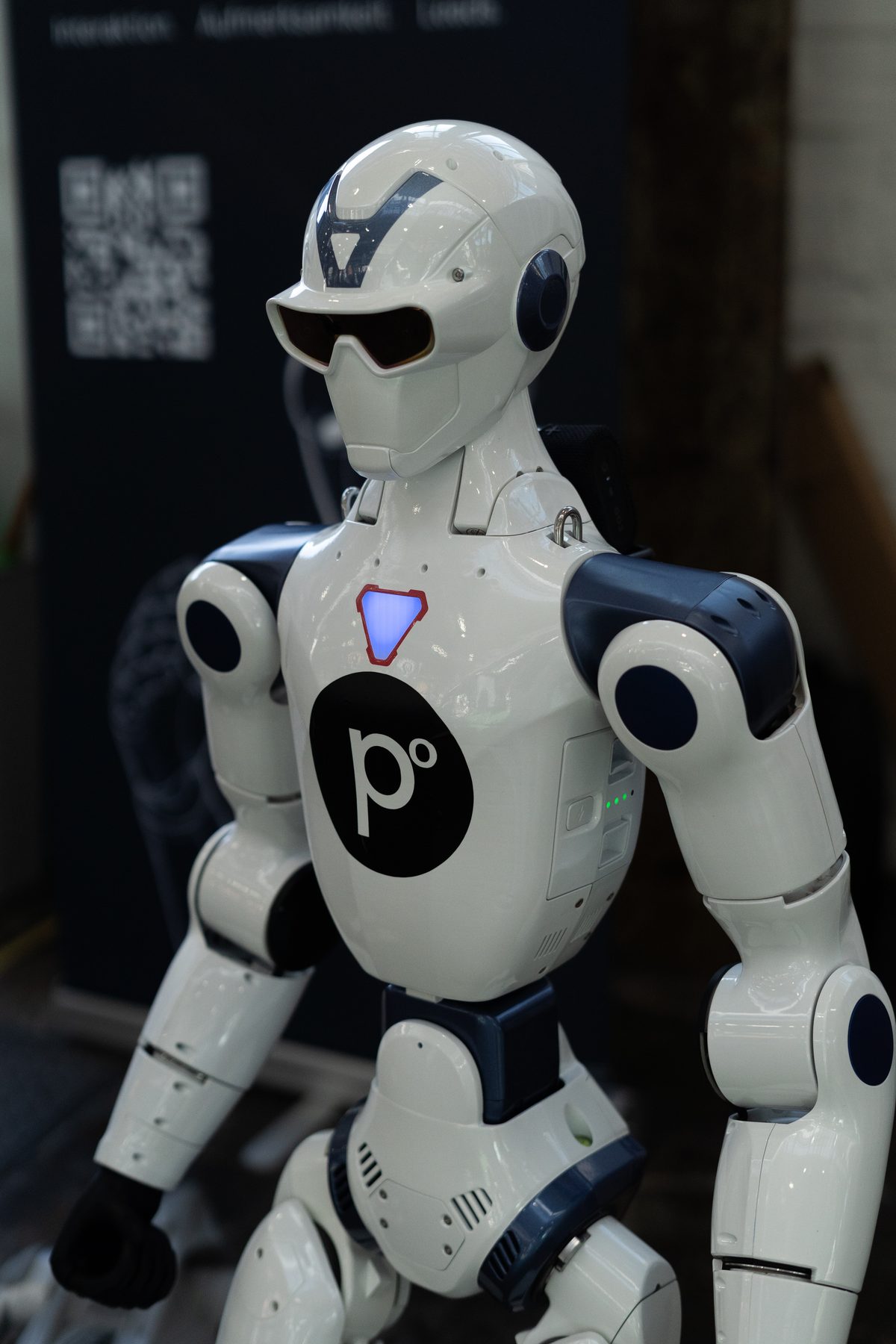 Weißer Roboter mit Sonnenbrille