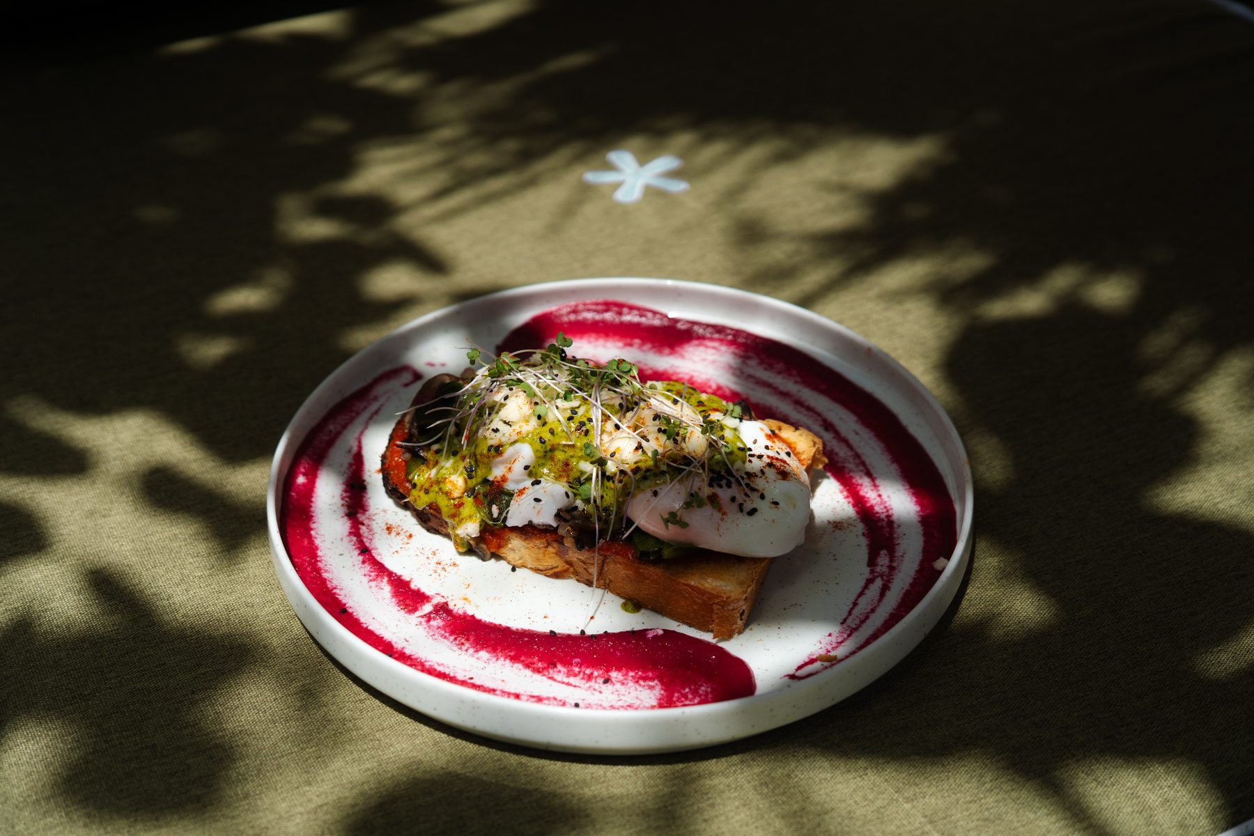 Toast mit Rote-Bete-Creme im Schatten von Blättern