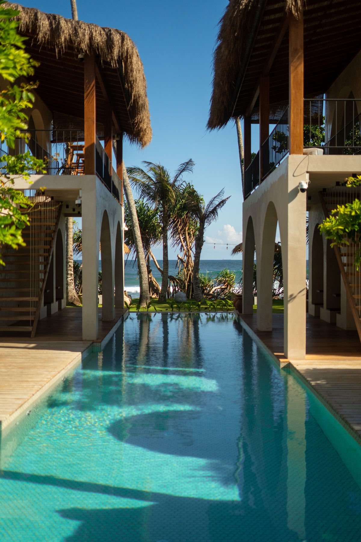 Langer Pool zwischen zwei Gebäuden mit Blick aufs Meer