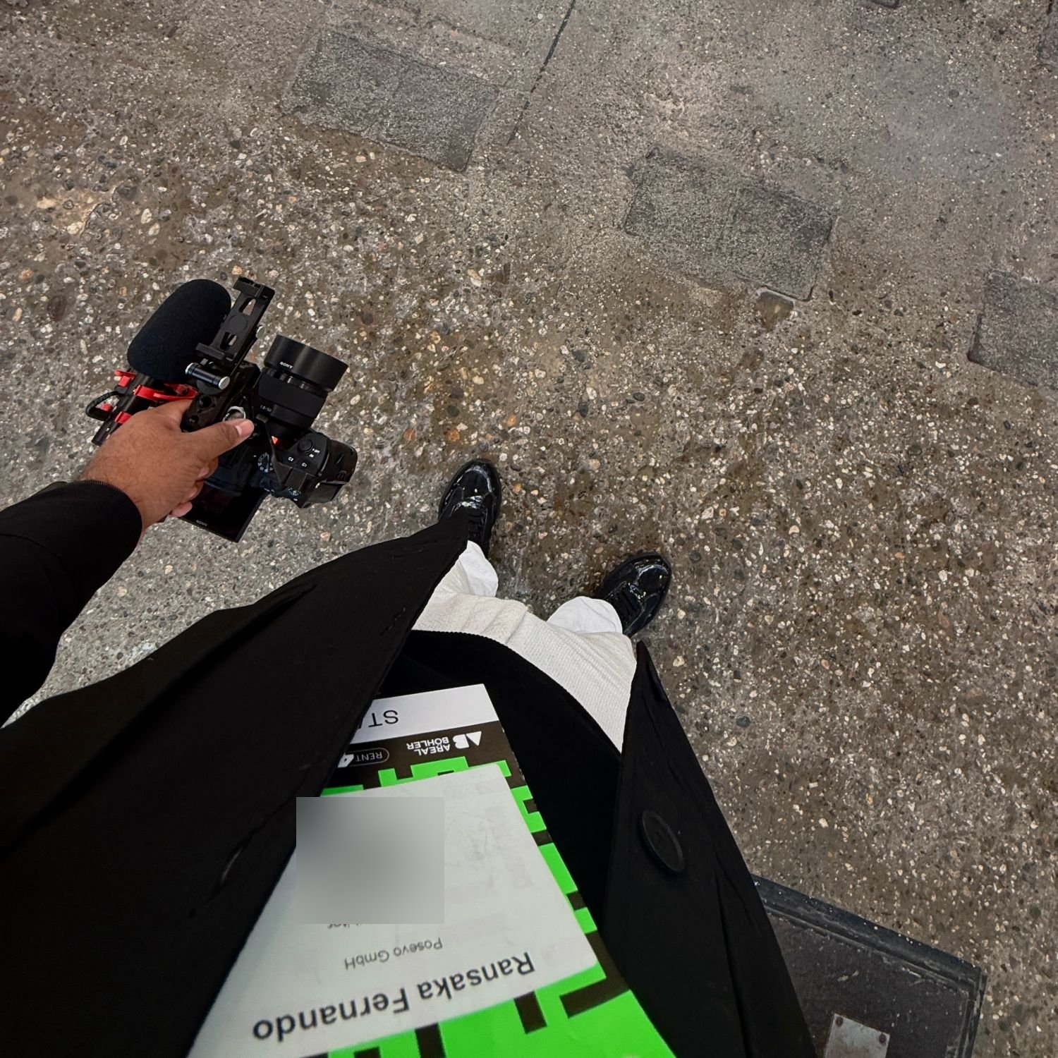 Blick von oben: Ransaka mit Kamera und Messebadge auf dem Weg zum Dreh