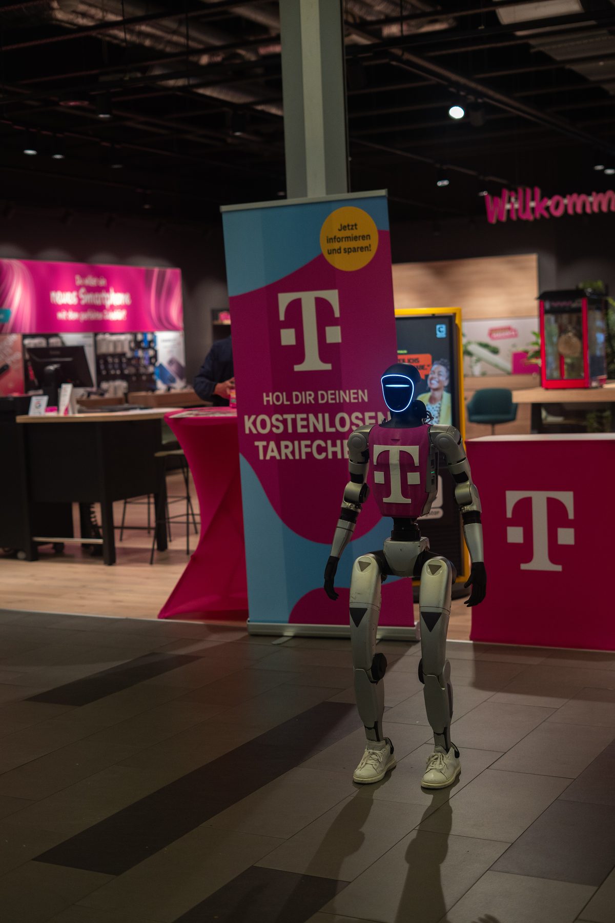 Roboter vor der Smartphone-Wand
