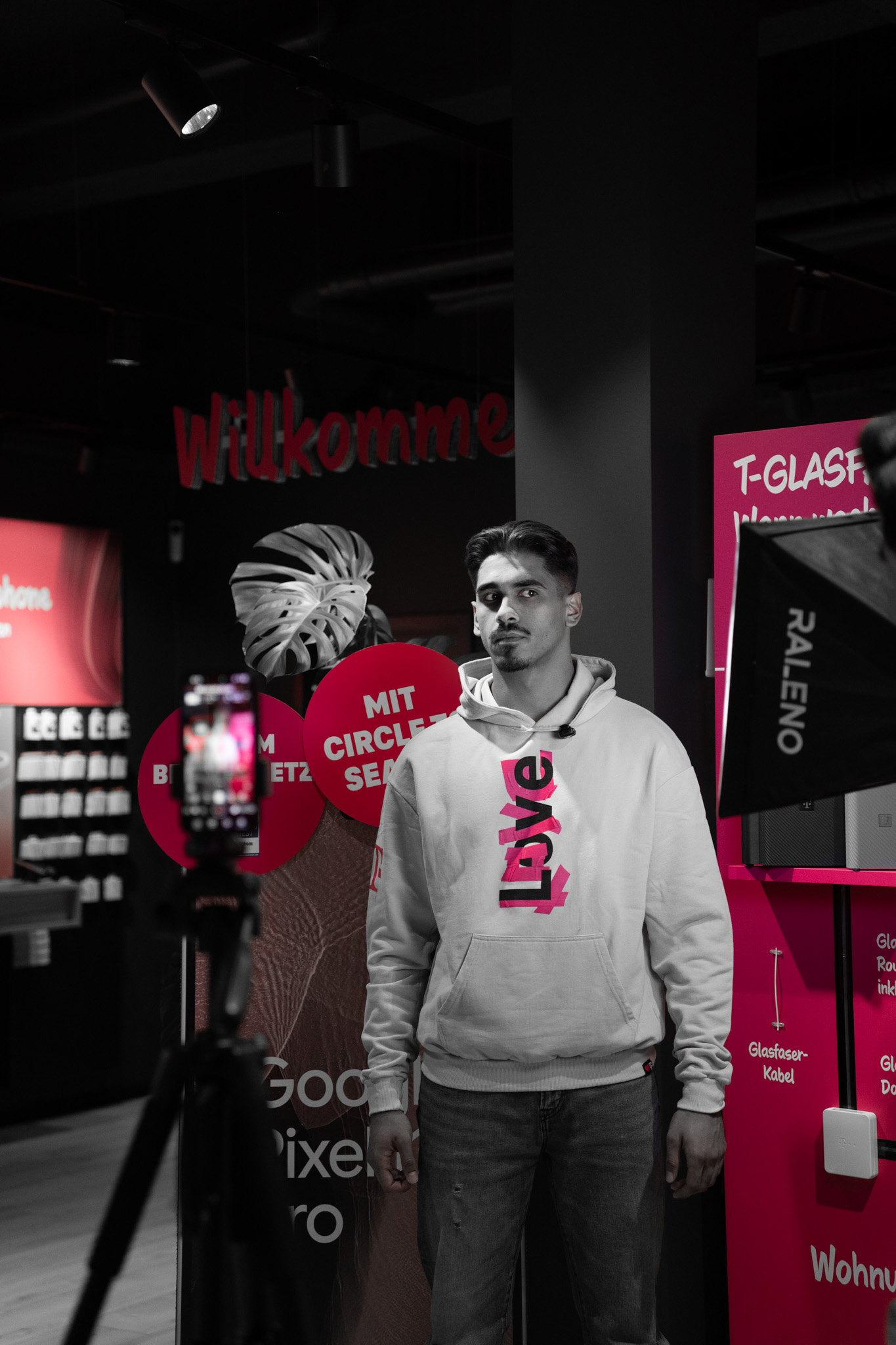Creator im Love-Hoodie vor der Kamera im Telekom-Shop